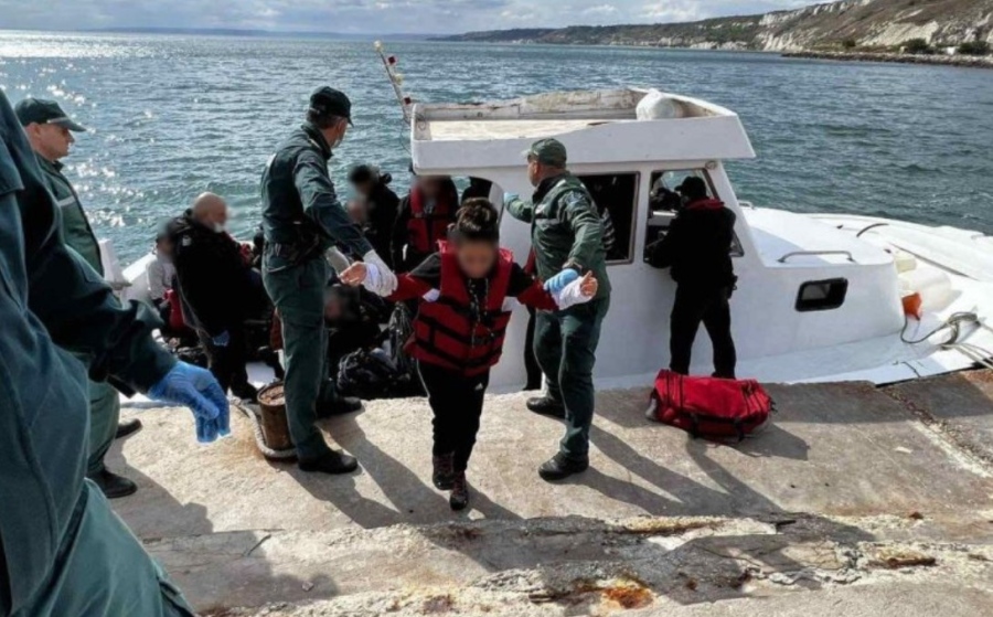 Граничари спасиха лодка с 38 бедстващи мигранти край Шабла